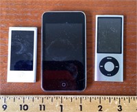 3 Apple iPods
