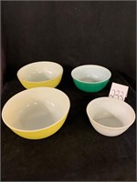 4 Pyrex bowls