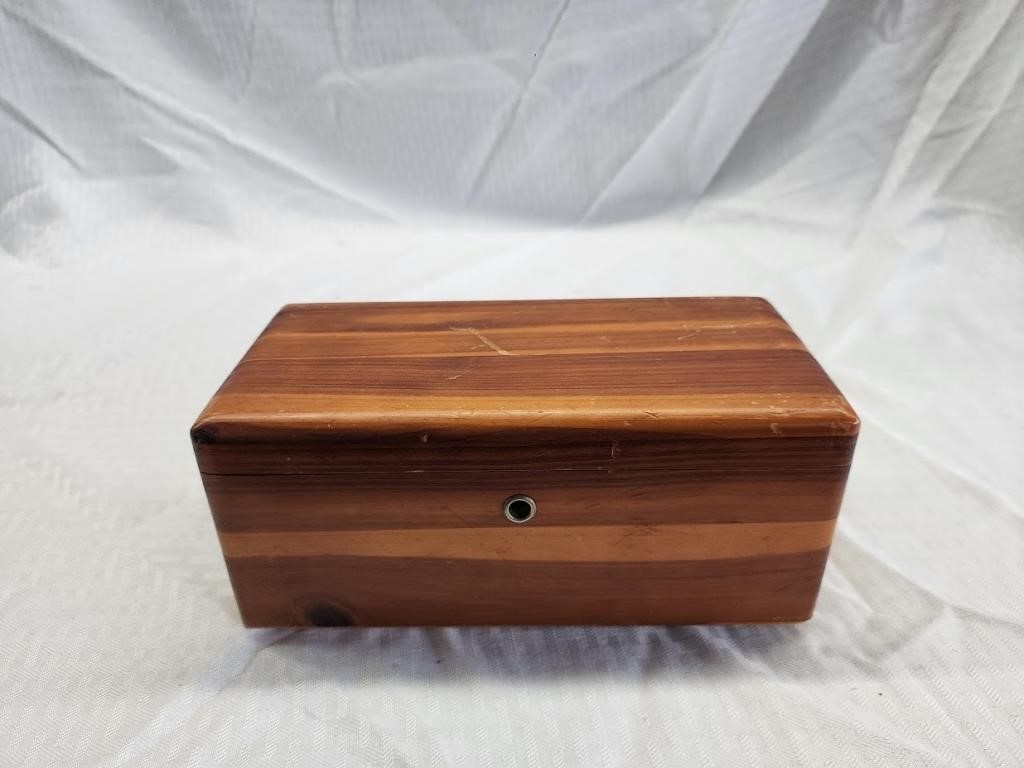 Minature Lane Cedar Jewelry Trinket Box (no key)