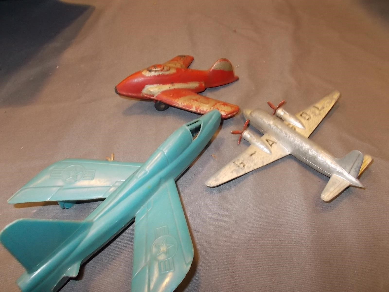 3 toy airplanes