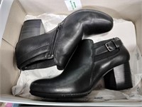 Croft & Barrow women's heeled shoe boots size 5.5