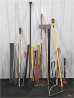 GROUPING OF 18 STICK TOOLS AND THREADED ROD