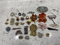 Lot of brooches and fashion jewelry