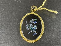 Necklace pendant with gold tone frame, with beauti