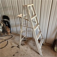 4-STEP ALUMINUM LADDER