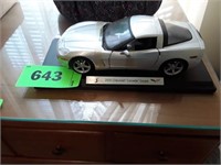 MAISTO 2005 CHEVY CORVETTE COUPE DIECAST ON STAND
