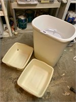 (2) Trash Cans & (2) Dish Pans