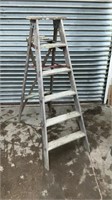 Wooden 5’ Stepladder