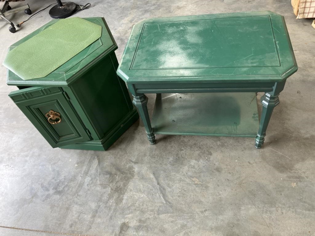 Green cabinet with door 23x20x21 and table