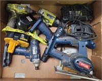 TRAY OF ASSORTED CORDLESS DRILLS, MISC