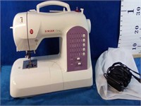 Singer / Curvy sewing machine with cover
Powers