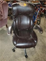 ROLLING BROWN LEATHER OFFICE CHAIR