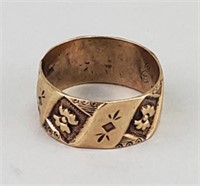 Gold Tone Engraved Ring.