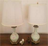 K - LOT OF 2 TABLE LAMPS W/ SHADES (M2)