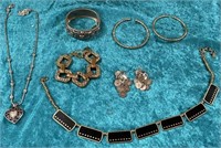 11 - MIXED LOT OF COSTUME JEWELRY (B33)