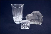 Kelonia Canada Glass Figurine, Glass Vase
