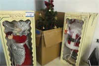 2 Rennoc Santa & Mrs. Claus & tree
