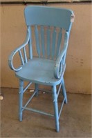 VINTAGE WOODEN CHAIR
