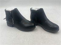 New Women’s 9 Black Zippered Boot