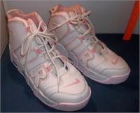 Girls Nike Air Sneakers Size 7.5/ 8?