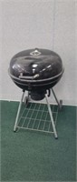 Light Kettle style BBQ grill with locking lid