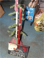 Welcome shovel & Christmas tree