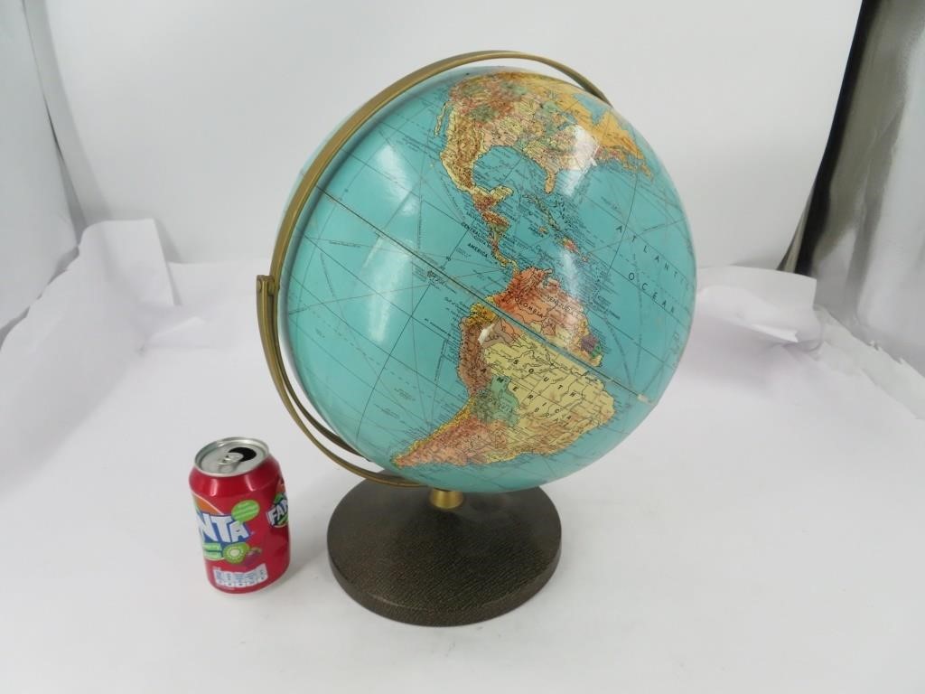 Globe terrestre sur socle en métal