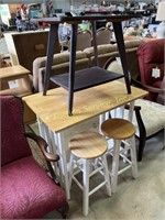 Wood and veneer end table with bottom shelf. 23”