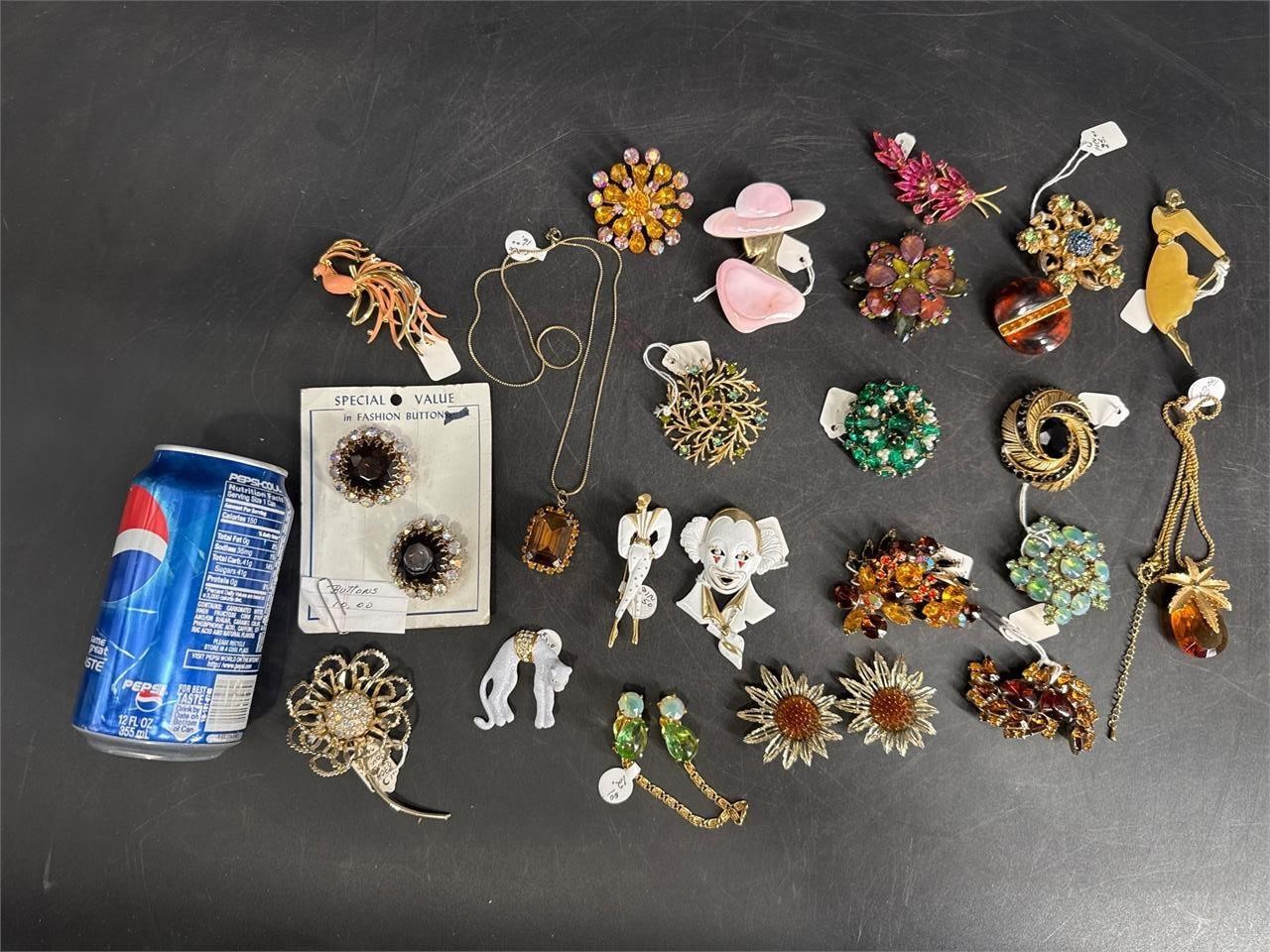 DEALER FLAT LOT OF NICE COSTUME JEWELRY BROOCHES