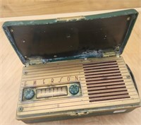 Vintage Emerson Model 569 radio for restoration