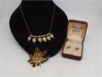 BH GOLD PIERCED EARRINGS, BROOCH AND NECKLACE