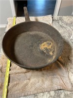 Footed cast iron skillet