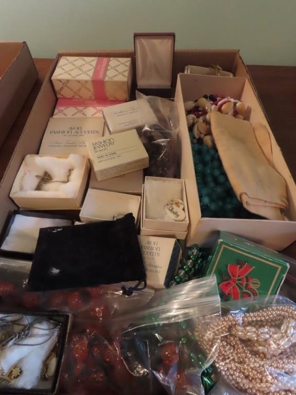 Vintage jewelry lot.