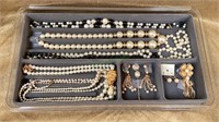 Beautiful tray lot of pearl-like necklaces, pins,
