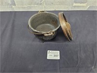 Lodge USA cast iron pot with lid