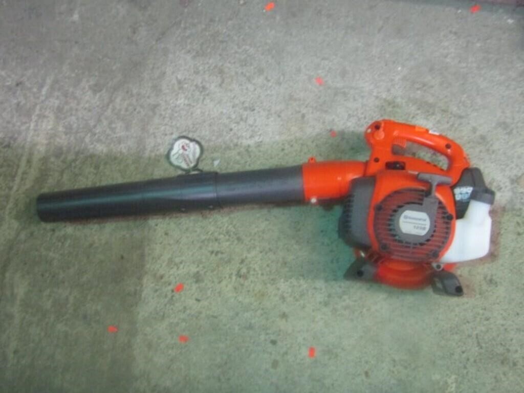 HUSQUARNA 125B LEAF BLOWER -- RUNS GOOD