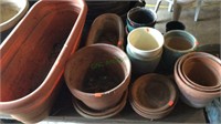 Flower pots - ot of 14 clay/plastic flower pots
