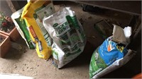Lawn fertilizer/Turf Builder - four bags assorted