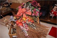 BOX FULL OF VARIOUS DECORATIONS / BASKET OF FLOWER