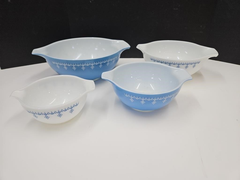 Set of 4 Snowflake Glass Bowls VGC