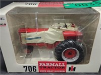 IH 706 Tractor w/Heat Houser