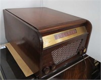 Antique "TRAV-LER" Radio / Phonograph