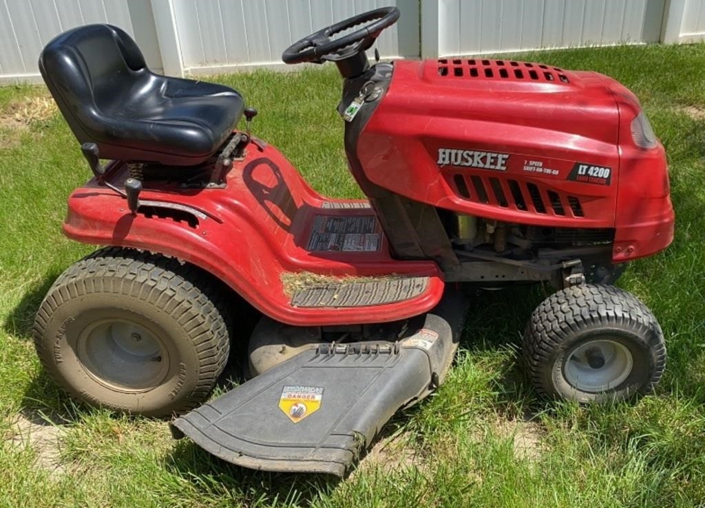 Huskee LT 4200 Lawn Tractor