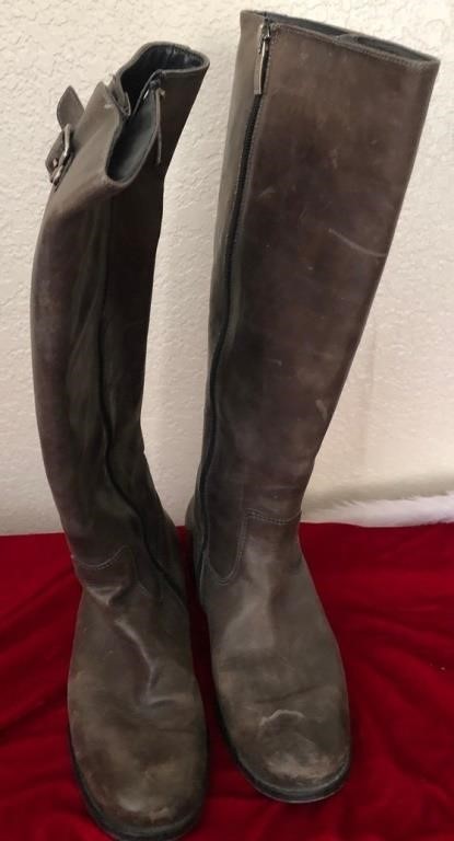 L - PAIR OF WOMEN'S BOOTS (G13)