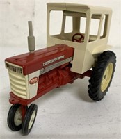 1/16 Repainted Farmall 560 Tractor with Cab