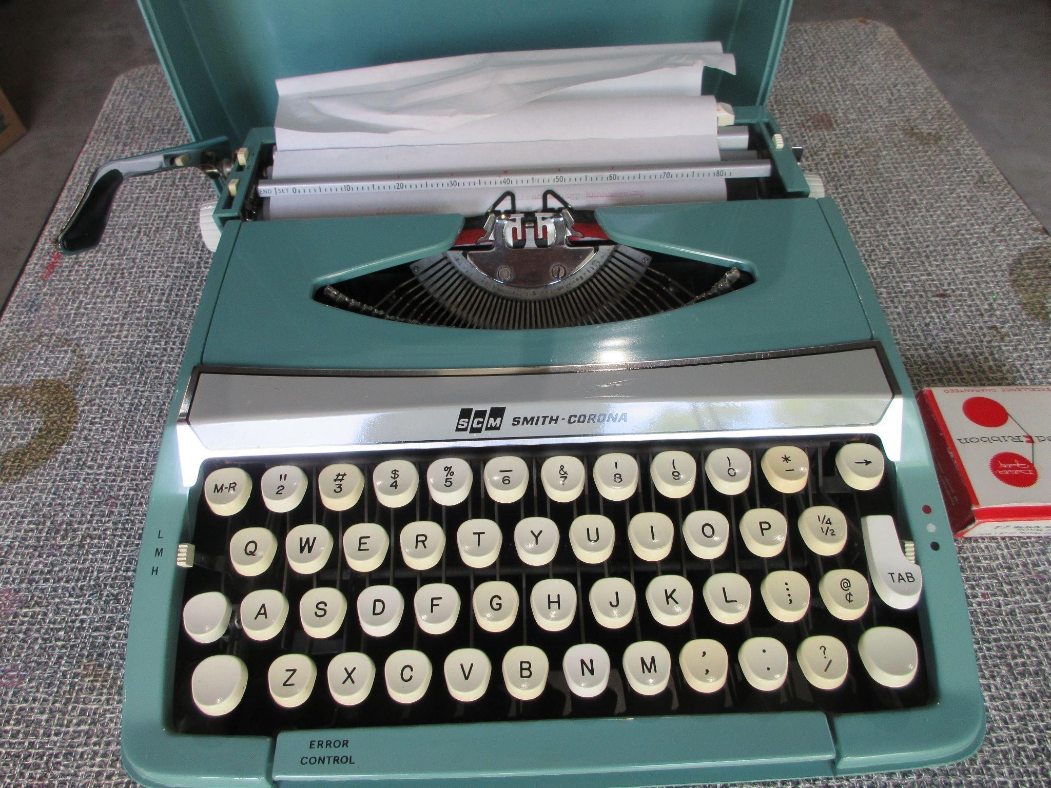 Smith Corona Manual Typewriter in Case - Good Cond