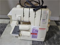 BERNINA 2000 DCE SERGER WITH QUILTING BOOKS