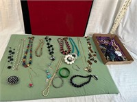 VINTAGE JEWERLY LOT INCL. TRAFARI NECKLACE