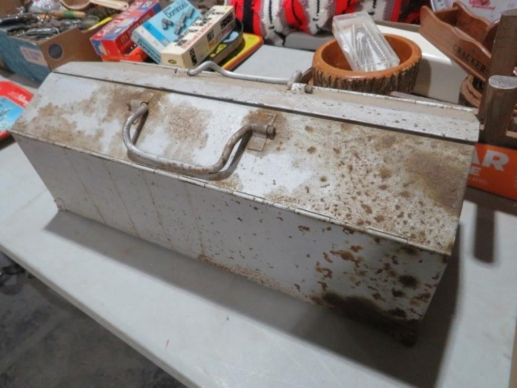 METAL TOOL BOX WITH CONTENTS OF TOOLS