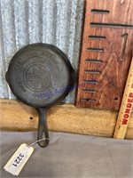GRISWOLD NO.3 CASTS IRON SKILLET